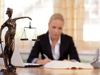 Avocat scrie document